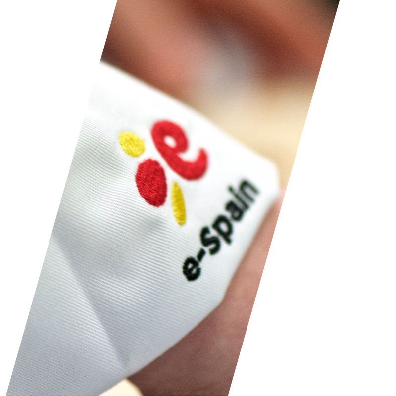 Detalle maga bordada con logo e-Spain