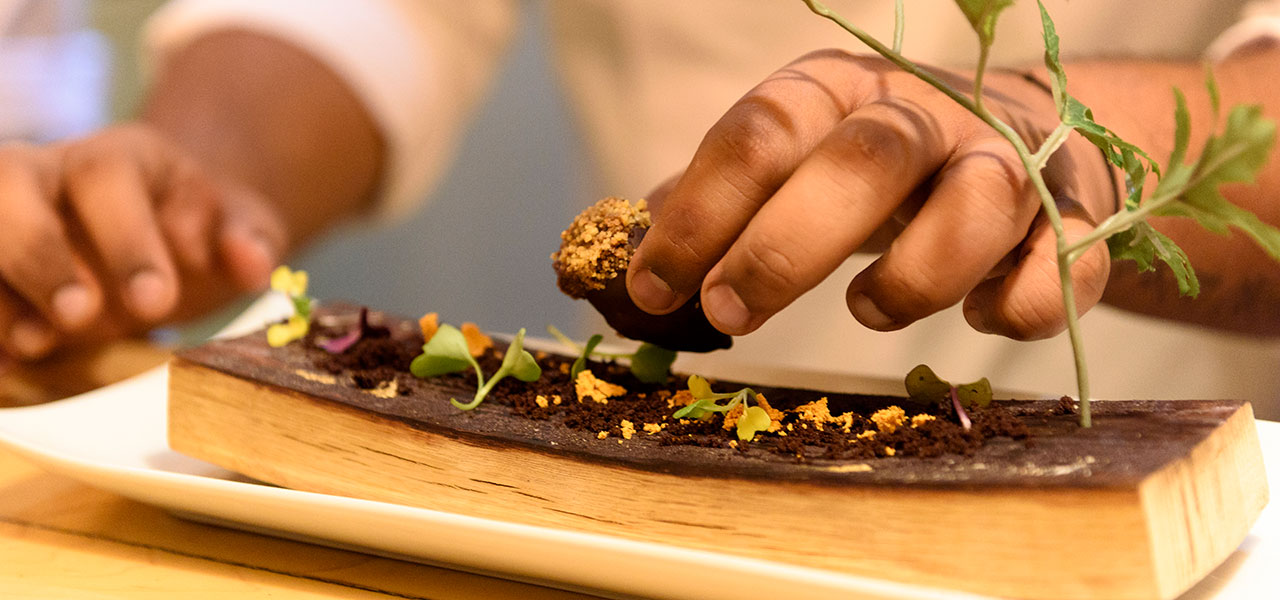 Elaboración gastronómica de una tapa con forma de bellota